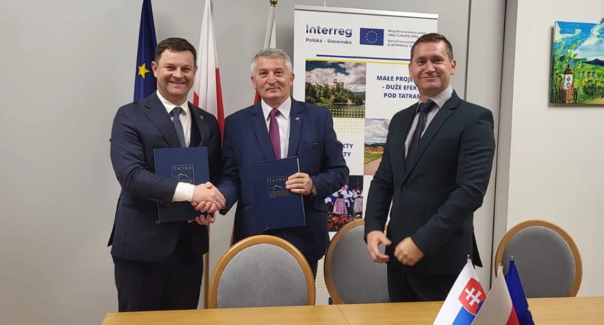 Na zdjęciu burmistrz Marcin Ratułowski, dyrektor biura Związku Euroregion „Tatry” Michał Stawarski i przewodniczący Rady Związku Euroregion „Tatry” Bogusław Waksmundzki