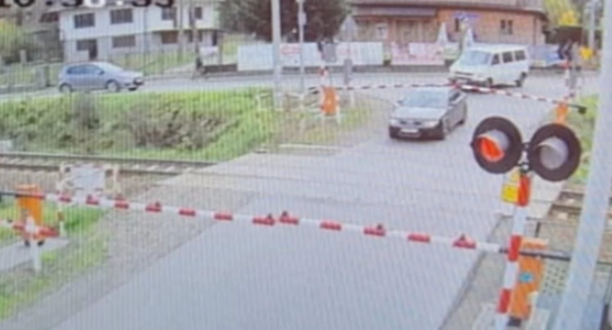 Zdjęcie niebezpiecznej sytuacji na przejeździe kolejowym w Poroninie