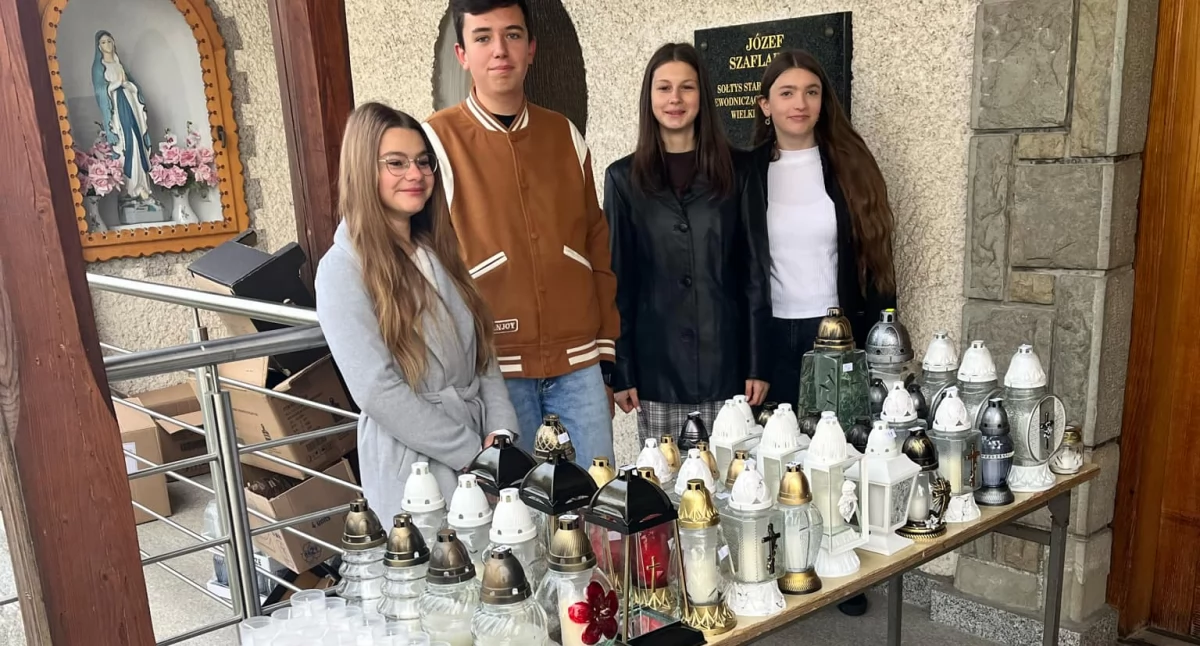 Sprawy lokalne, Starem Bystrem zainaugurowano akcję Znicz Młodych młodzież zbiera wyjazd Rzymu - zdjęcie, fotografia