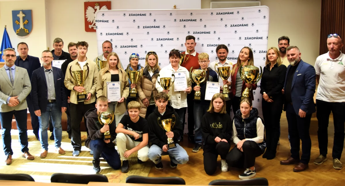 Samorząd, Zwycięzcy sportowej rywalizacji szkół 2023/2024 Powiatu Tatrzańskiego wyłonieni - zdjęcie, fotografia