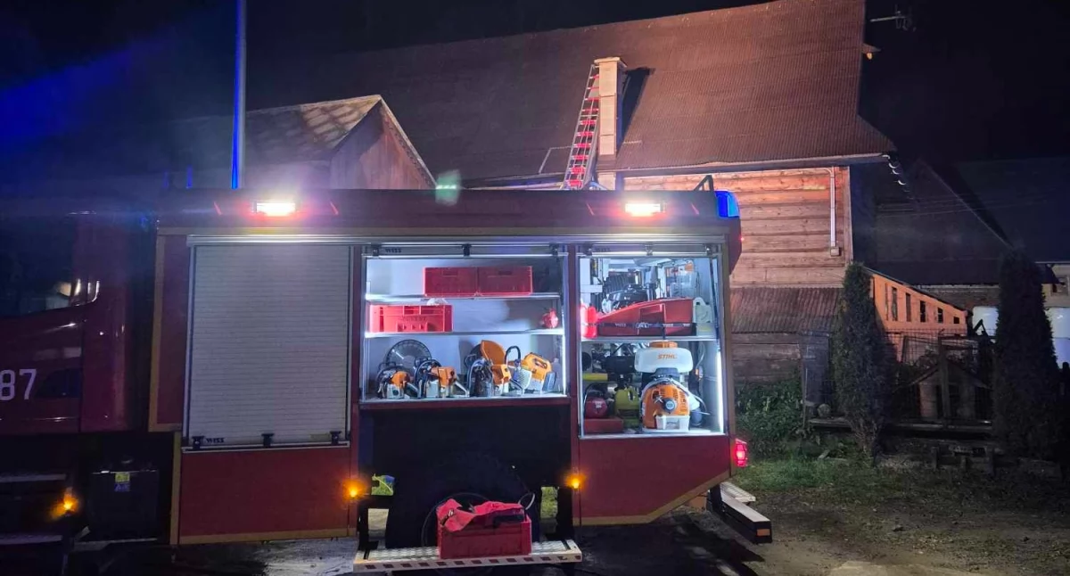 Pożary, Pożar kominie Nowem Bystrem szybka akcja strażaków zapobiegła tragedii - zdjęcie, fotografia