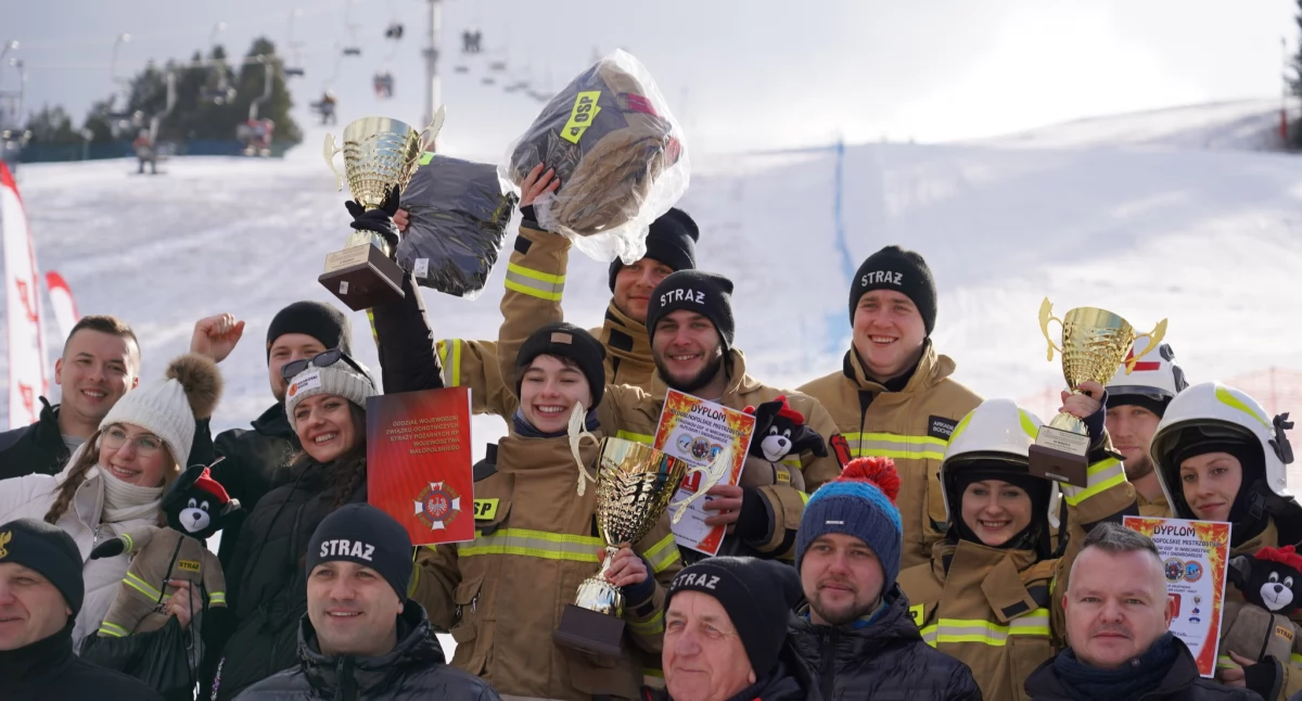 Straż Pożarna, Strażacy stoku emocjonujące Ogólnopolskie Mistrzostwa Strażaków Narciarstwie Alpejskim Snowboardzie - zdjęcie, fotografia