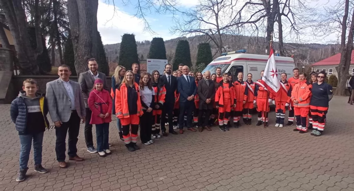 Sprawy lokalne, karetka Malty Służby Medycznej Suchej Beskidzkiej - zdjęcie, fotografia
