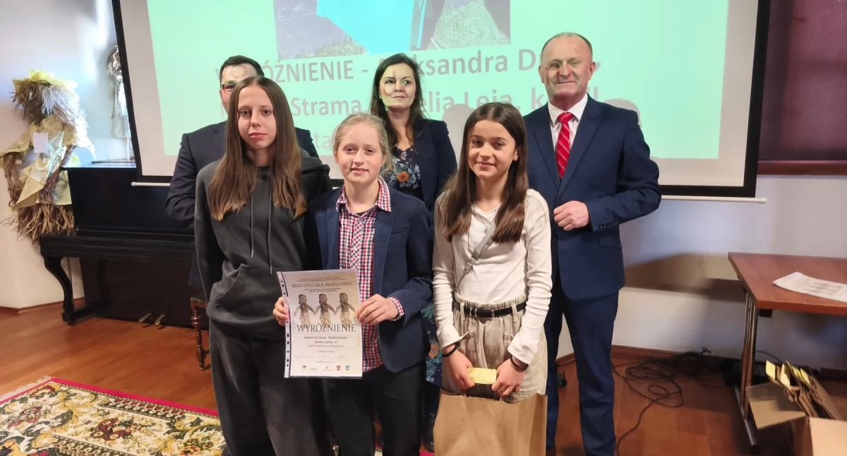 Zdjęcie dziewcząt ze Szkoły Podstawowej w Podczerwonem