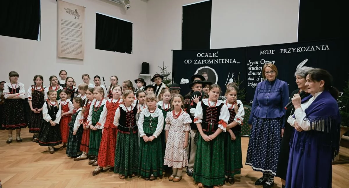 Historia i pamięć, Obchody Święta Patrona Szkoły Emila Kowalczyka rocznicę śmierci Upamiętnienie postaci patrona pedagoga społecznika wielkiego przyjaciela przywarówczańskiej wspólnoty - zdjęcie, fotografia