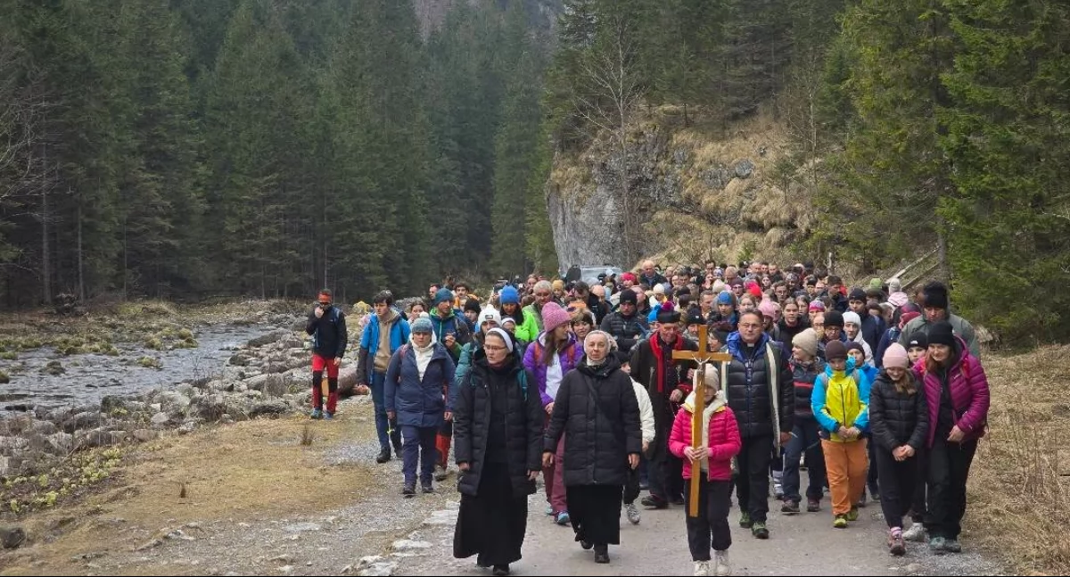 Religia, Droga Krzyżowa podhalańskich zespołów regionalnych Dolinie Kościeliskiej - zdjęcie, fotografia