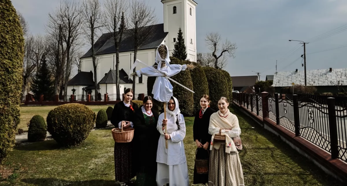 Sprawy lokalne, Wskrzeszają chodzenie śmiertecką - zdjęcie, fotografia