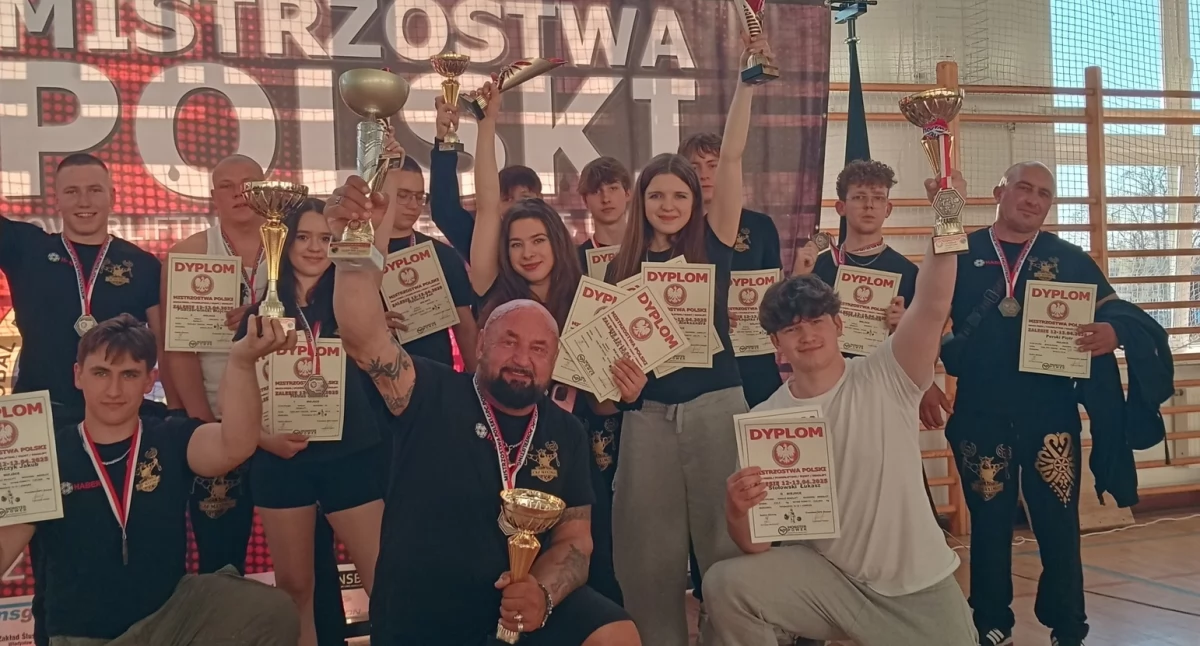 Sporty siłowe, Sukces Maximus Czarny Dunajec rekordowa liczba medali drużynowe mistrzostwo - zdjęcie, fotografia