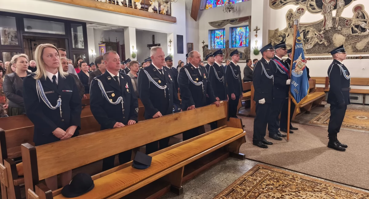 Straż Pożarna, Strażacy Podczerwonego uczcili Dzień Świętego Floriana rroczysta Święta intencji rodzin - zdjęcie, fotografia