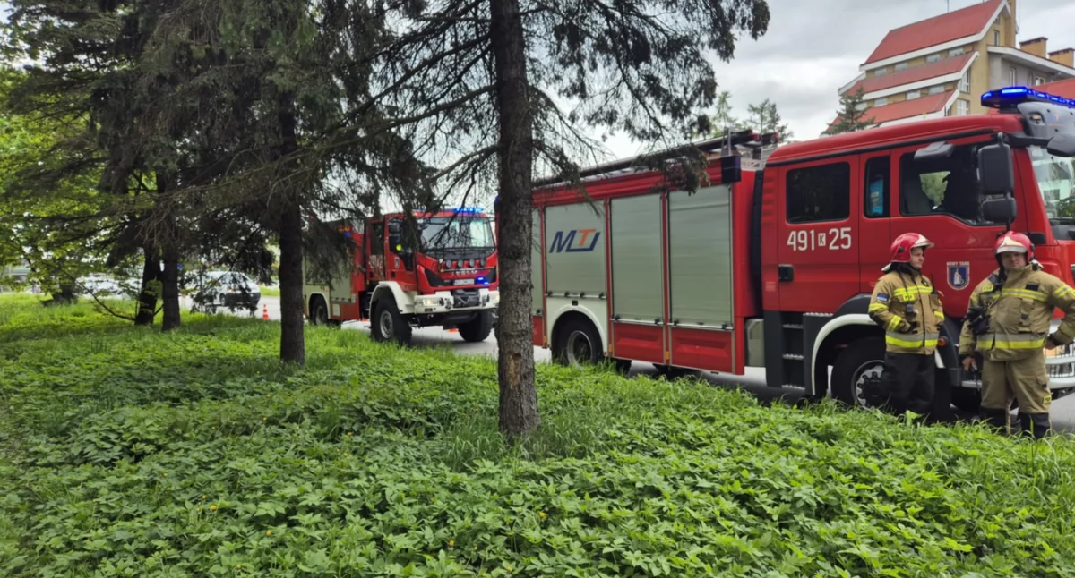Pożary, Zadymienie bloku lecia Nowym Targu interweniowała straż pożarna - zdjęcie, fotografia
