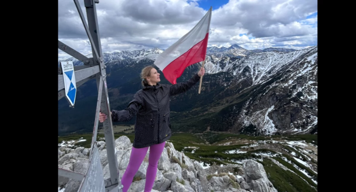 Ludzie, Marta Nawrocka flagą ręku spogląda Giewontu Polskę - zdjęcie, fotografia