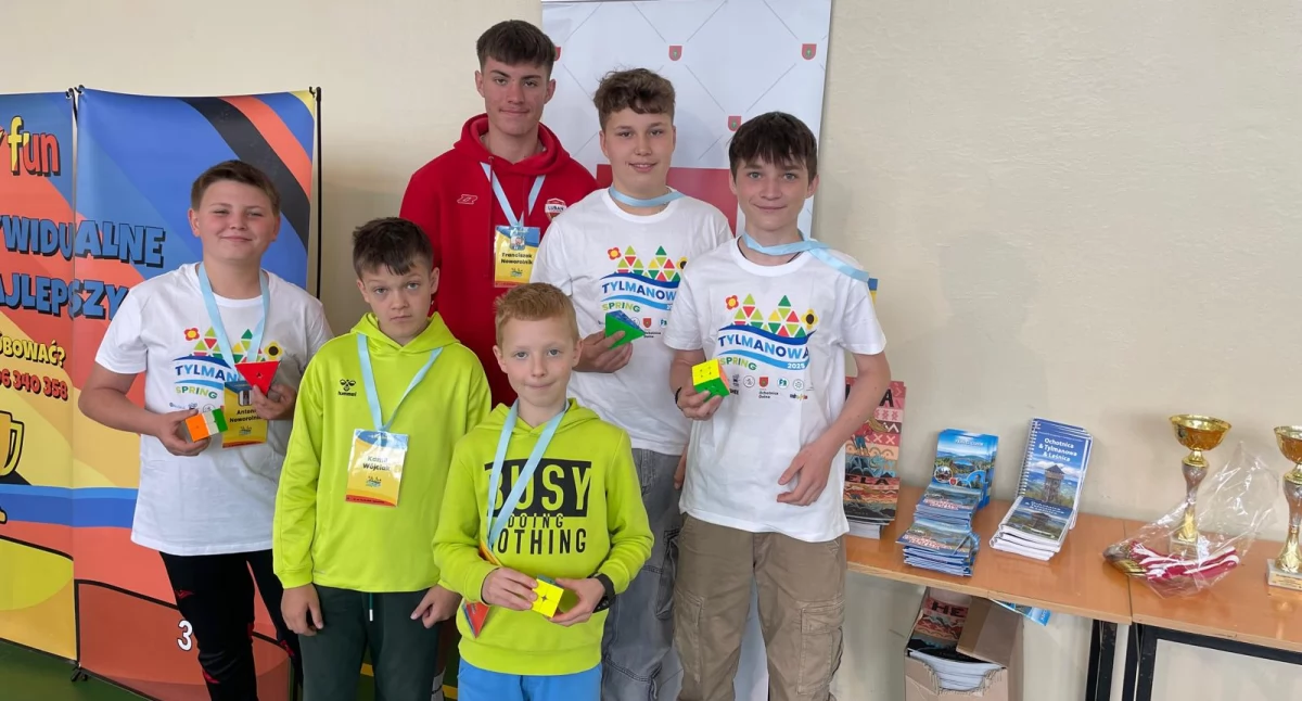 Inne sporty, Speedcubing Tylmanowa młodzi mistrzowie kostki Rubika Ochotnicy Tylmanowej pokazali klasę - zdjęcie, fotografia
