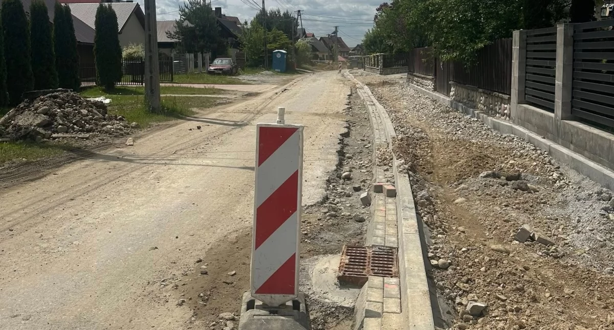 Drogi, modernizacja Zdrojowej Kluszkowcach przebudowa poprawi bezpieczeństwo komfort mieszkańców - zdjęcie, fotografia