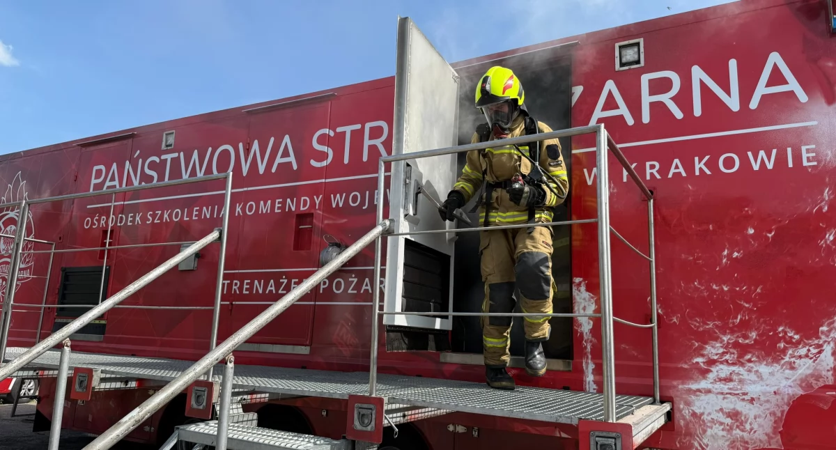 Informacje 112, Prawie strażaków wzięło udział testach Mobilnej Komorze Dymowo Rozgorzeniowej - zdjęcie, fotografia