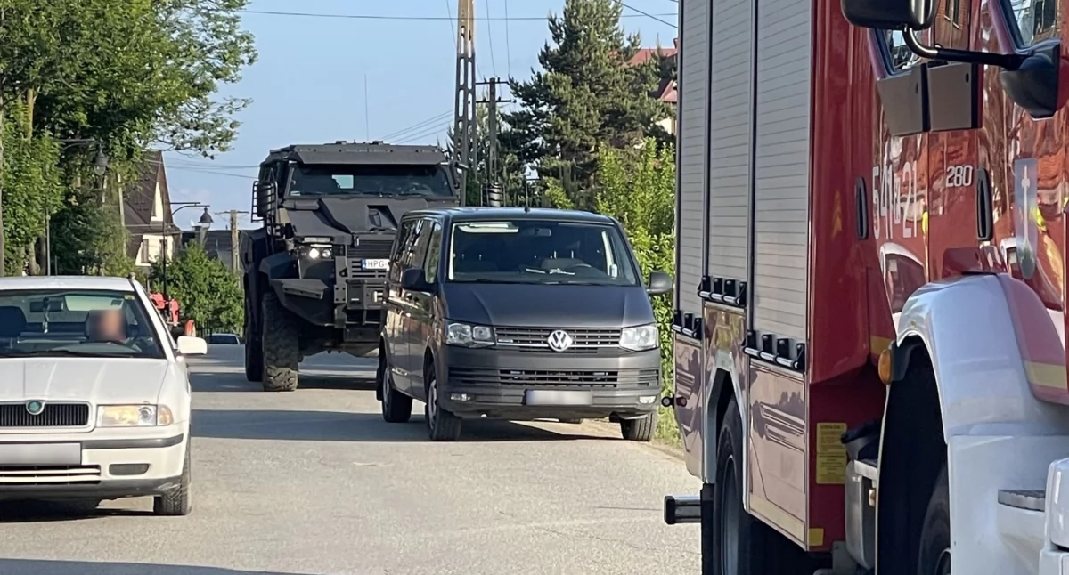 Policyjne, Policja podaje wstępne informacje porannej akcji kontrterrorystów - zdjęcie, fotografia
