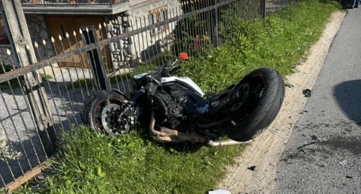Wypadki, Motocyklista licznymi połamaniami trafił szpitala - zdjęcie, fotografia
