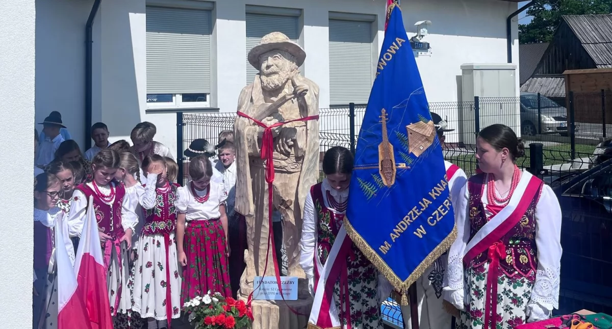 Historia i pamięć, Szkoła Czerwiennem upamiętniła swojego założyciela uroczyście poświęcono odsłonięto figurę Andrzeja Knapczyka Ducha - zdjęcie, fotografia