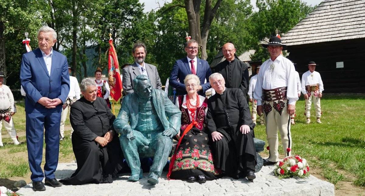 Historia i pamięć, Odsłonięto ławeczkę Józefa Tischnerem Łopusznej - zdjęcie, fotografia
