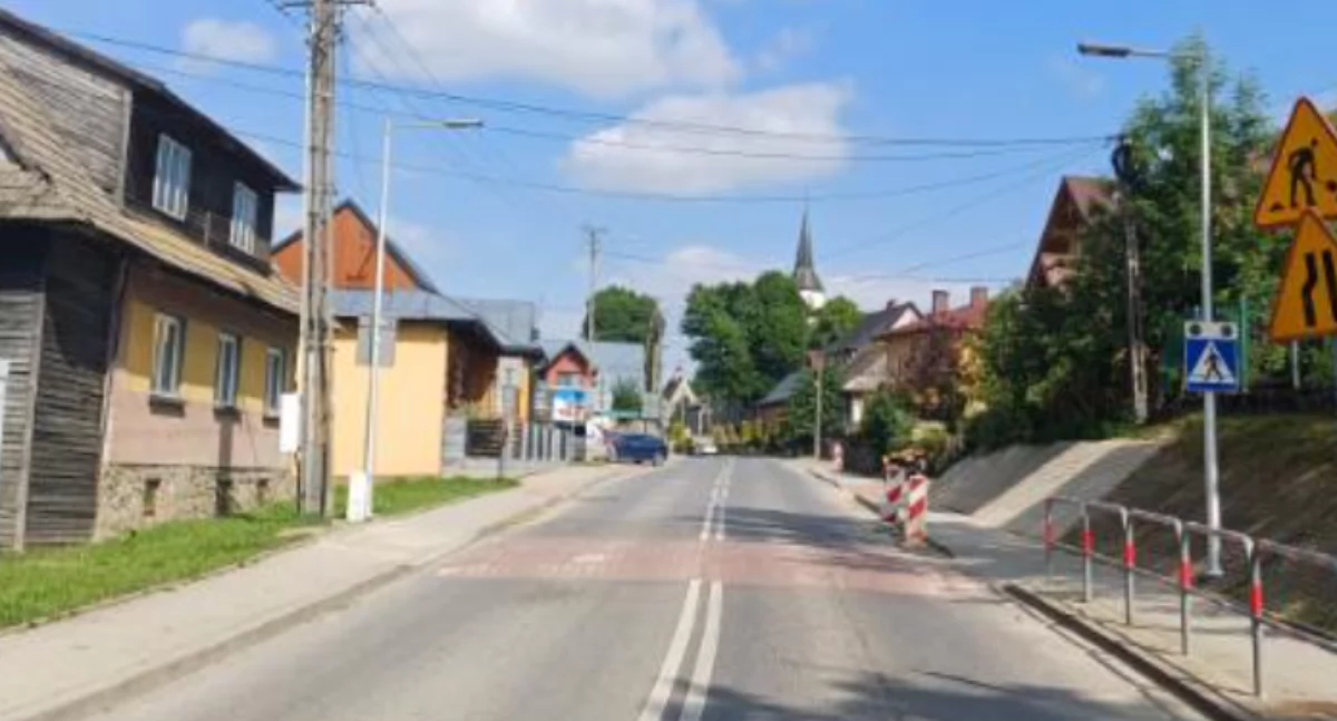 Drogi, Lepsza widoczność bezpieczeństwo pieszych Trybszu zakończono inwestycję szkole kościele - zdjęcie, fotografia