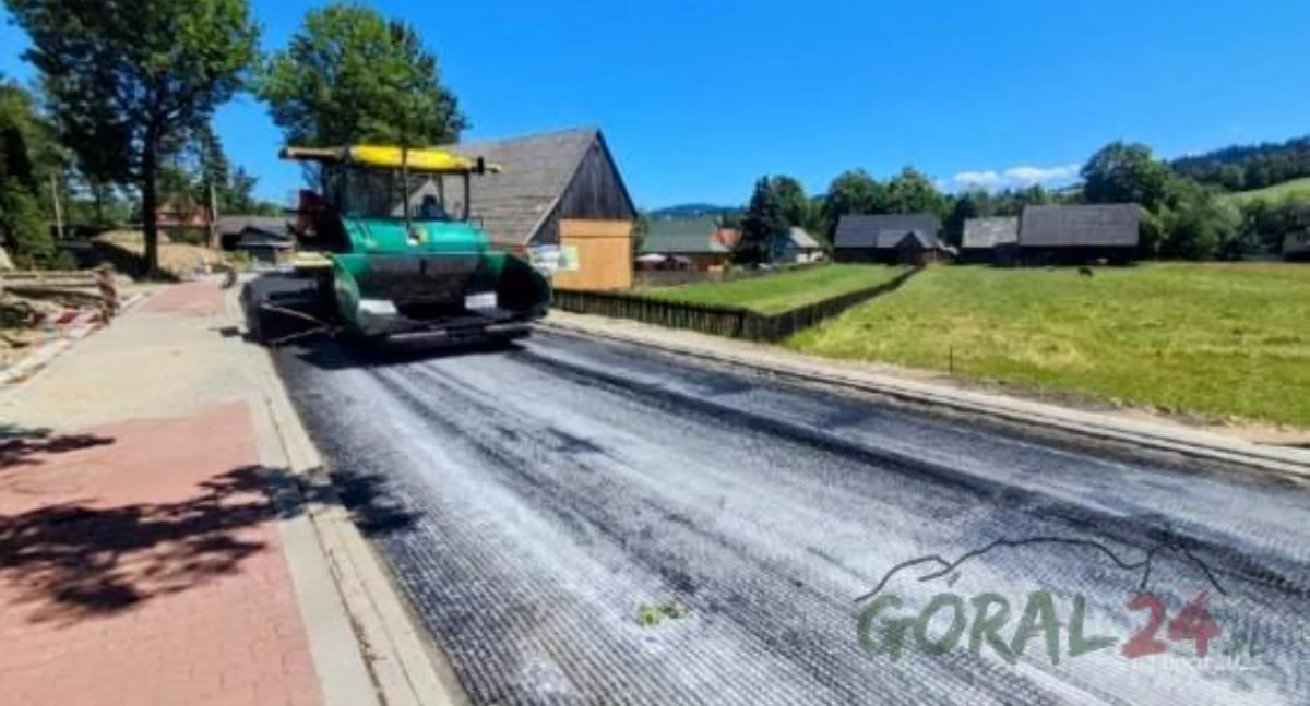 Drogi, Końcówka drodze powiatowej Ząb–Ciche układanie nowej nawierzchni - zdjęcie, fotografia