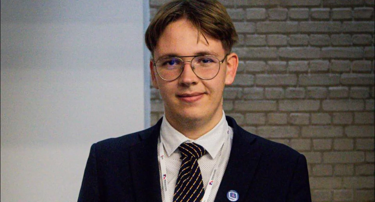 Sprawy lokalne, Młody nowotarżanin Jakub Hosaniak bada komunikację zbiorową pomóż wypełniając ankietę - zdjęcie, fotografia