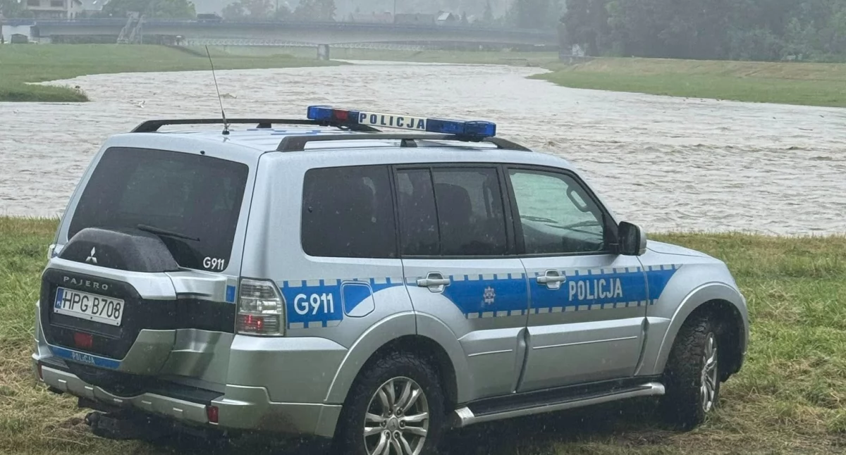 Informacje 112, Powiat nowotarski służby ratunkowe wspólnie dbają bezpieczeństwo podczas intensywnych opadów - zdjęcie, fotografia