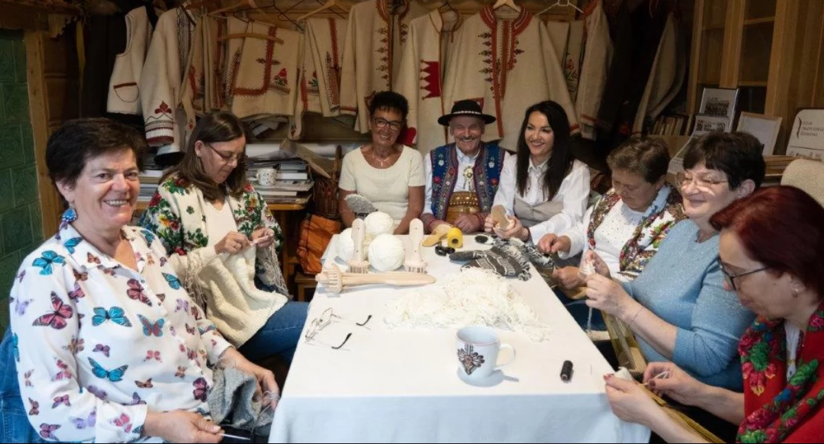 Folklor, Sławne rękawice furmańskie gratka miłośników przestrzennego tkactwa regionie pienińsko gorczańskim - zdjęcie, fotografia