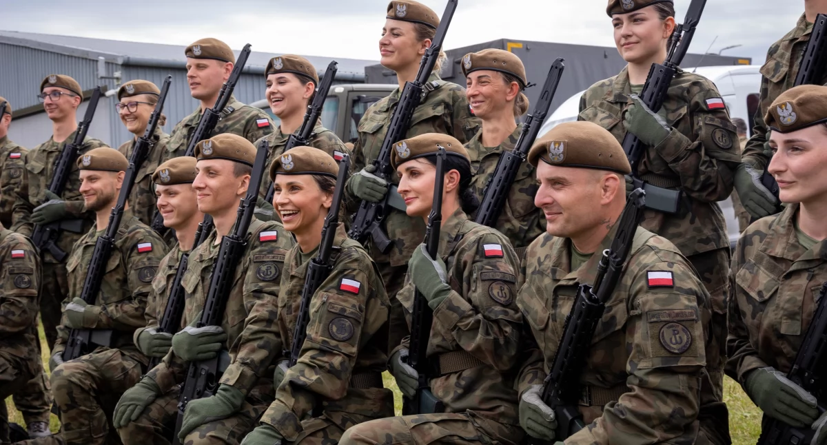 Sprawy lokalne, Polska flaga niebie uroczysta przysięga małopolskich Terytorialsów  - zdjęcie, fotografia