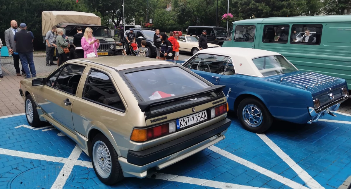 Letnie  Spotkania Klasyków przed Urzedem Mista