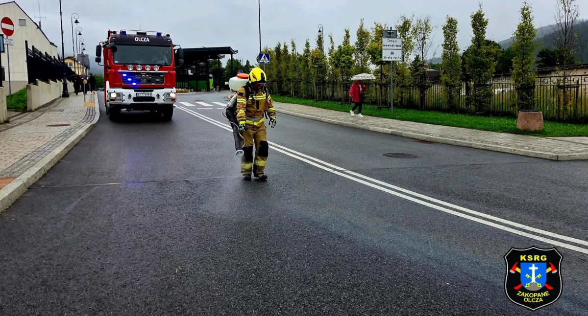 Srażacy neutralizują plamę ropopochodną na jezdni.  Fot. OSP Zakopane - Olcza 