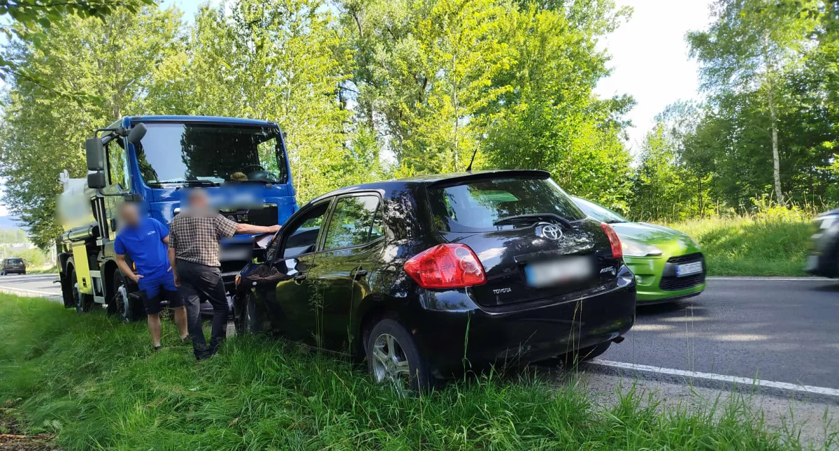Wypadki, Zderzenie samochodu osobowego ciężarówką - zdjęcie, fotografia