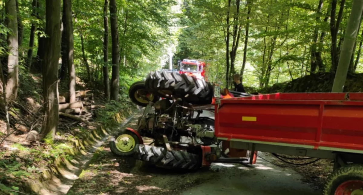 Wypadki, Traktor przewrócił drodze poszkodowany zabrany szpitala - zdjęcie, fotografia