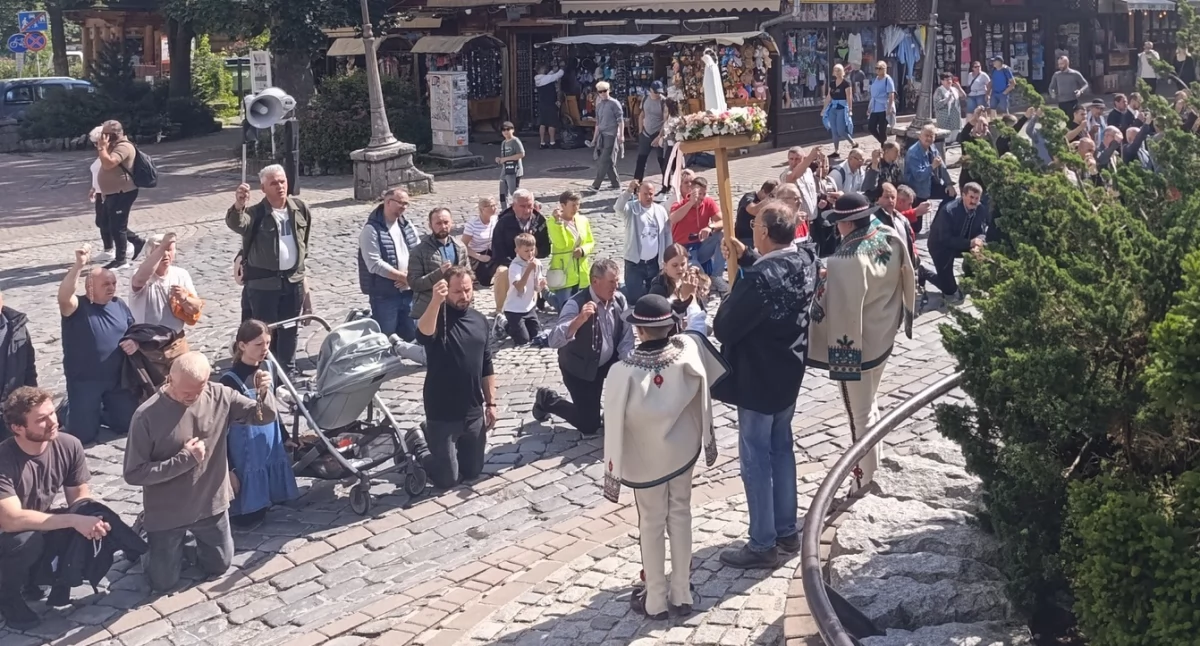 Religia, Męski Różaniec Zakopanem modlitwa Krupówkach pierwszą sobotę sierpnia - zdjęcie, fotografia