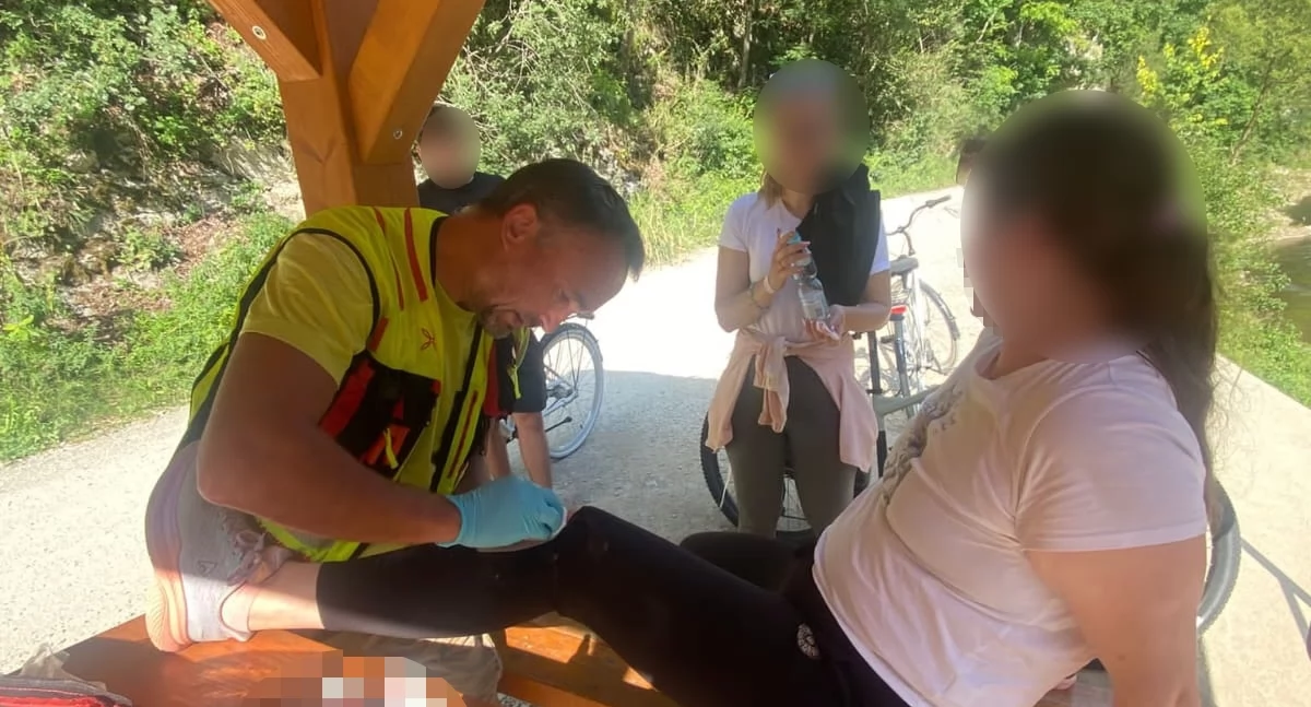 Na zdjeciu udzielanie pomocy przez ratownika / Fot. Horská Záchranná Služba