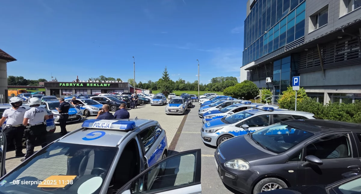 Informacje 112, Małopolscy policjanci zabezpieczali Pologne World - zdjęcie, fotografia