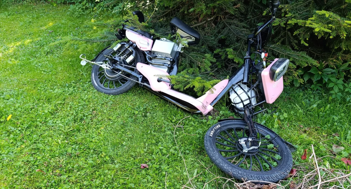 Wypadki, Starsza kobieta potrącona rowerze elektrycznym zabrana szpitala - zdjęcie, fotografia