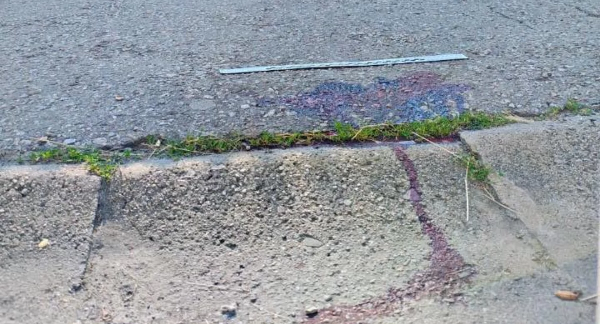 Zatrzymania, Kałuża chodniku Rabce Zdroju jeden mężczyzn trafił szpitala drugi przyznał - zdjęcie, fotografia