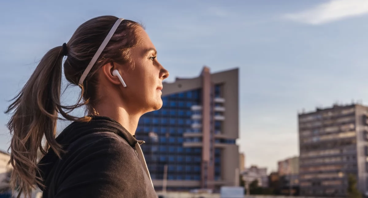 Różne, bieganie słuchawkach AirPods wygodne - zdjęcie, fotografia