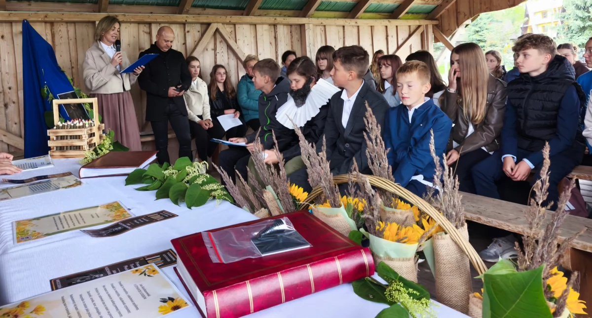 Edukacja, Narodowe Czytanie Miętustwie uczniowie Czerwiennego Cichego zaproszonymi gośćmi czytali twórczość Kochanowskiego - zdjęcie, fotografia