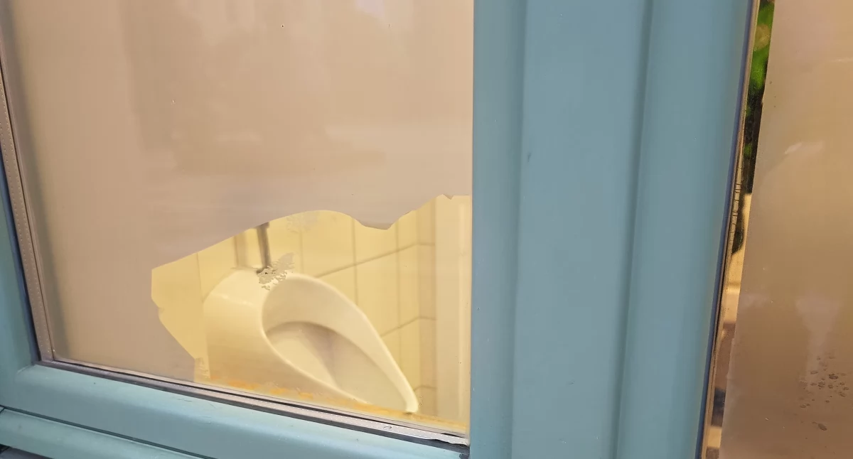Sprawy lokalne, intymności budynku dworcowym Rabce Zdroju - zdjęcie, fotografia