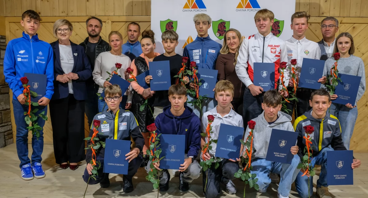 Samorząd, Uroczyste wręczenie stypendiów sportowych aktów nadania stopnia nauczyciela mianowanego podczas Sesji Gminy Poronin - zdjęcie, fotografia
