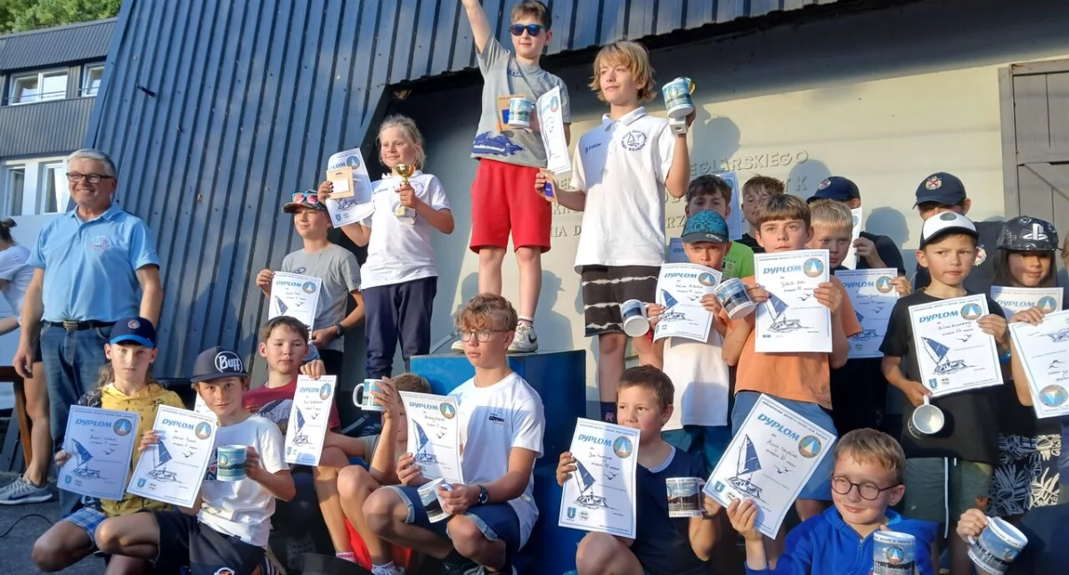 Sporty wodne, Wiaterni podium ogólnopolskich regat Dzierżno Pucharu Ziemi Sądeckiej - zdjęcie, fotografia