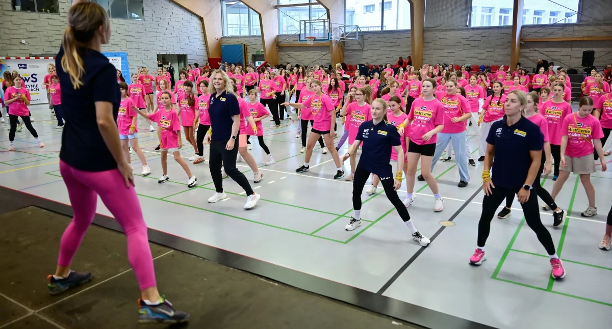 Sport szkolny, Lekcja wychowania fizycznego dziewcząt z mistrzyniami Zakopanem - zdjęcie, fotografia