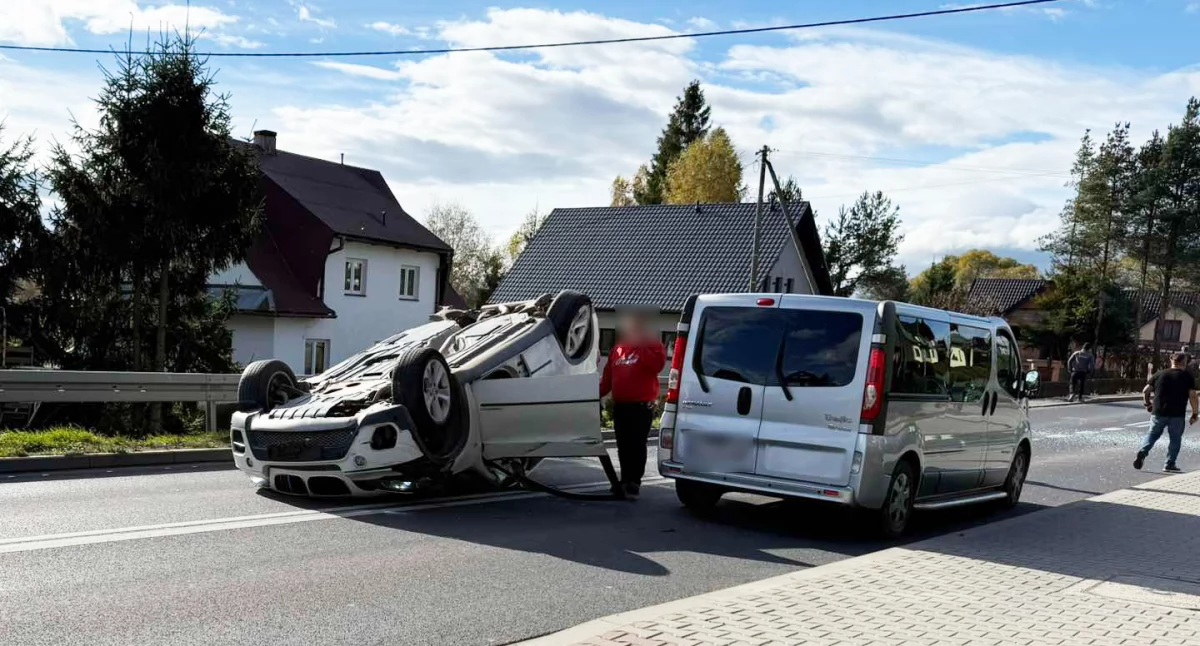 Wypadki, Groźne zderzenie Piekielniku samochód zatrzymał dachu - zdjęcie, fotografia