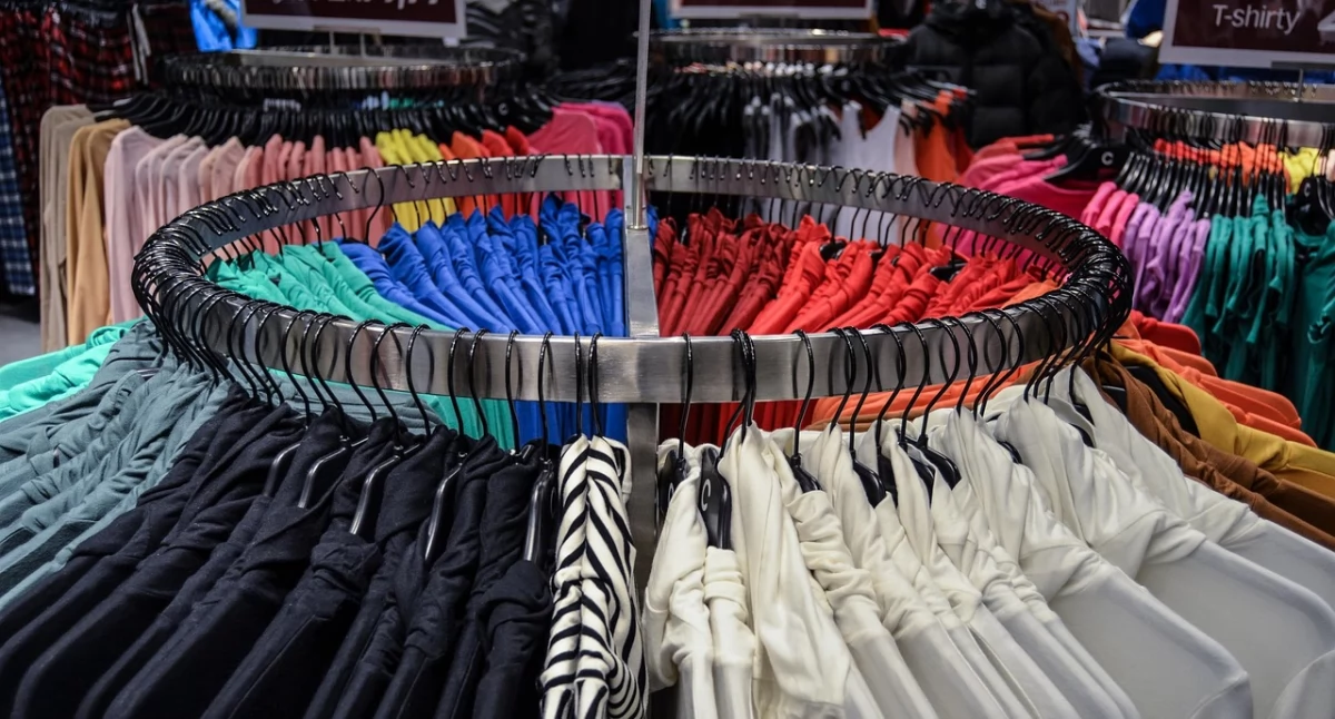 Różne, wyróżnia importer odzieży używanej - zdjęcie, fotografia