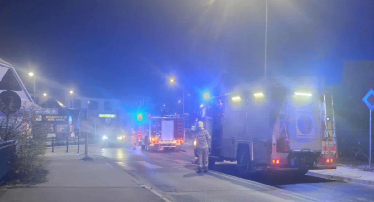 Pożary, Pożar centrum Rabki Zdroju gęste zadymienie jednym budynków Rynku - zdjęcie, fotografia