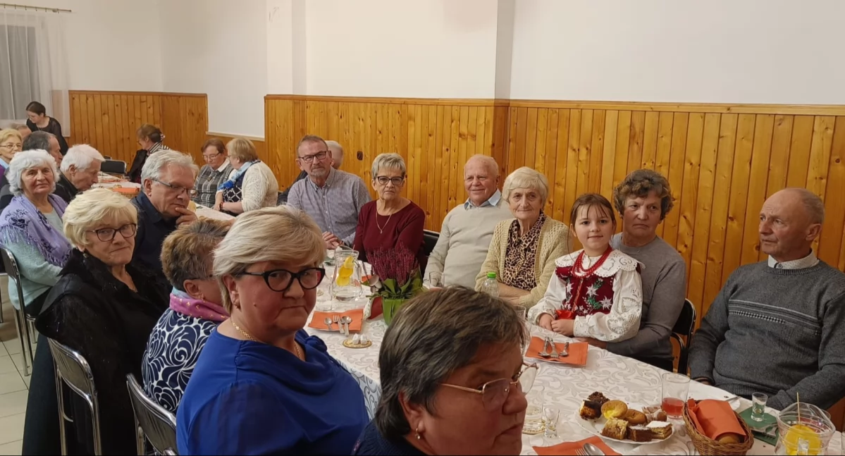 Różne, Sołecki Dzień Seniora Rokicinach Podhalańskich – środowiskowa impreza łączące pokolenia udziałem młodych wolontariuszy z lokalnej Szkoły Podstawowej Bronisława  Czecha - zdjęcie, fotografia