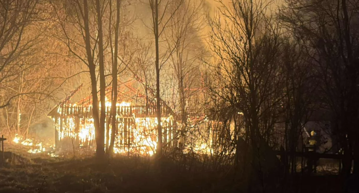 Różne, Spłonęły drewniane zabudowania Zubrzycy Dolnej - zdjęcie, fotografia