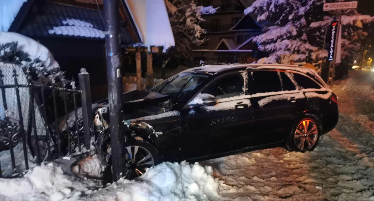 Wypadki, Zderzenie dwóch samochodów Białce Tatrzańskiej jeden wjechał ogrodzenie - zdjęcie, fotografia