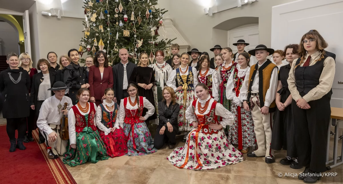 Spotkania, Małżonka prezydenta Marta Nawrocka młodzież zakopiańskiej szkoły plastycznej wspólnie dekorowali choinkę Pałacu Prezydenckim - zdjęcie, fotografia